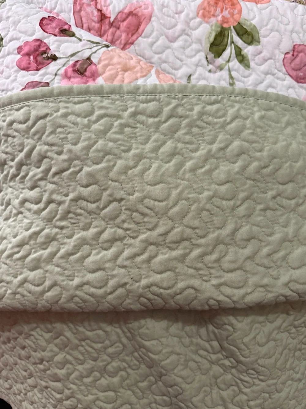 Floral Quilted Bedspread - White, Pink & Green. Full/Queen